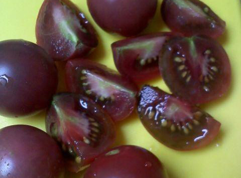 نوع جديد من الطماطم في الاسواق قريبا.. لونه اسود ( صور )